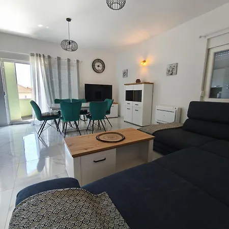Madonna 2 Apartment *