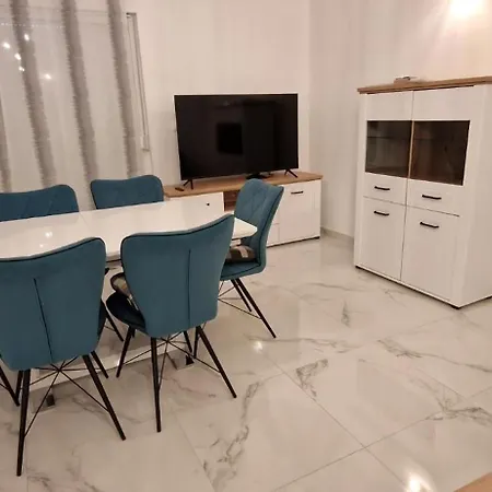 Madonna 2 Apartment *